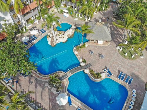una vista sulla piscina di un resort di Luna Palace a Mazatlán