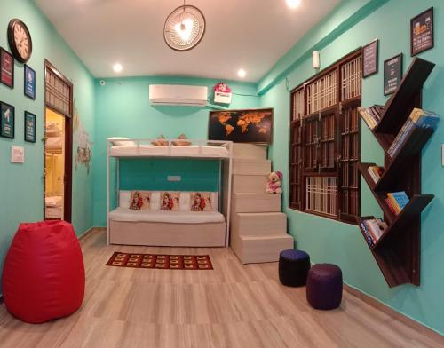 ラクナウにあるHashtag Traveler'sの二段ベッドと階段が備わる客室です。