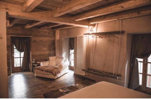a living room with a couch and a chair at B&B Ca' Mea room, wellness & food in Levata