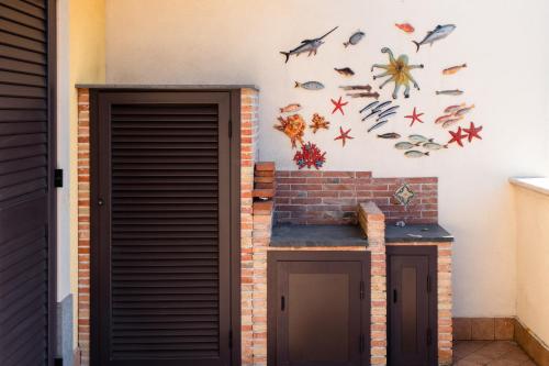 a wall with fish decals on a wall at casa di alessio a 200 metri dal mare in Acireale