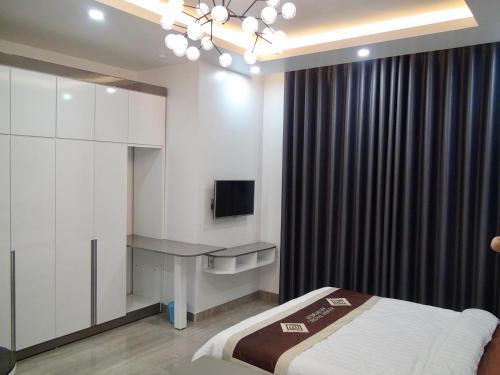 A television and/or entertainment centre at Khanh Phong Homestay Venice 21-12 Vinhomes Imperia