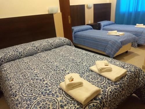 hotel andino في لا ريوخا: غرفه فندقيه سريرين عليها مناشف