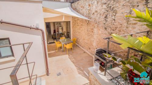 a room with a brick wall and a table and chairs at Son Ramis in Llubí