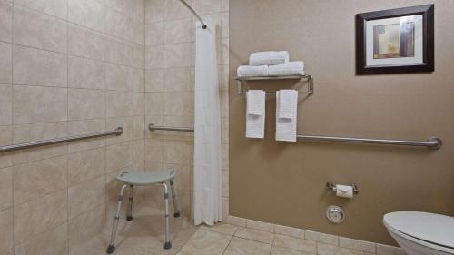 Bathroom sa Best Western Plus Miami Intl Airport Hotel & Suites Coral Gables