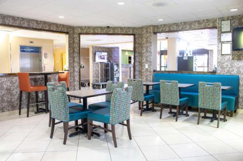 A restaurant or other place to eat at Best Western Plus Richmond Hill Inn