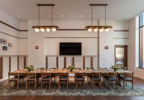 Μια τηλεόραση ή/και κέντρο ψυχαγωγίας στο Thompson Washington DC, by Hyatt