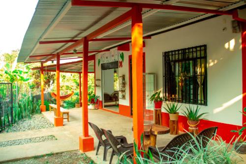 un patio avec des chaises et des tables ainsi qu'un bâtiment dans l'établissement Hostal Luna Llena, à Mocoa