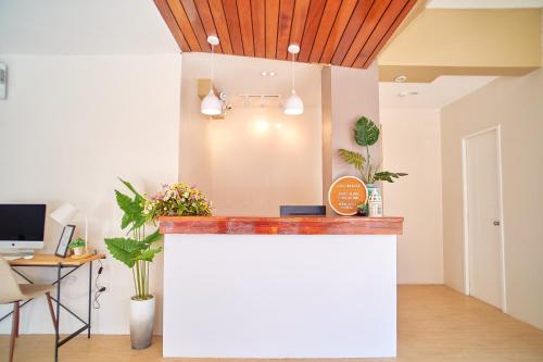 un ufficio con bancone bianco e soffitto in legno di Bridge Hotel Express a Cagayan de Oro