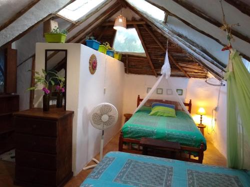 A bed or beds in a room at Casitas Kinsol