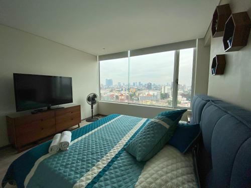 a bedroom with a bed and a large window at Apartamento de 2 habitaciones junto al WTC in Mexico City