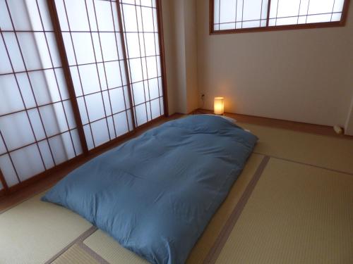 เตียงในห้องที่ Guesthouse Hyakumanben Cross