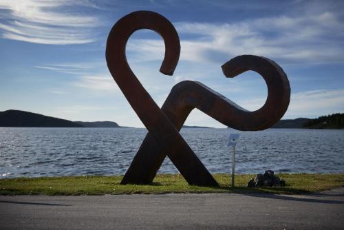 a large statue of next to a body of water at Kajkanten Restaurang B&B in Köpmanholmen