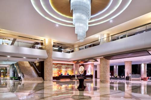 un hall d'un hôtel avec un grand bâtiment dans l'établissement Crowne Plaza Tianjin Binhai, an IHG Hotel, à Tianjin