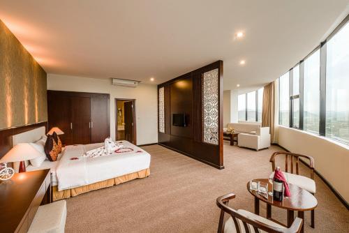 Kỳ Anh的住宿－河靜孟青大酒店，酒店客房配有一张床铺和一张桌子。