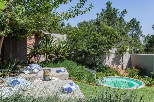 um quintal com uma piscina na relva em Veranda House Boutique Accommodation em Midrand