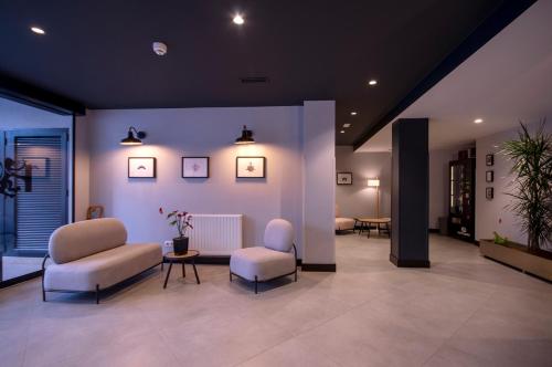a waiting room with two chairs and a table at U-Hotel Darío Lugo in Lugo