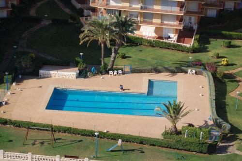 einen Blick über den Pool in einem Resort in der Unterkunft Apartamento primera línea de mar in Denia