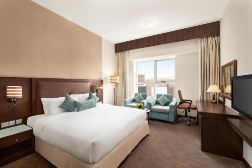 Postel nebo postele na pokoji v ubytování Ramada by Wyndham Dubai Deira