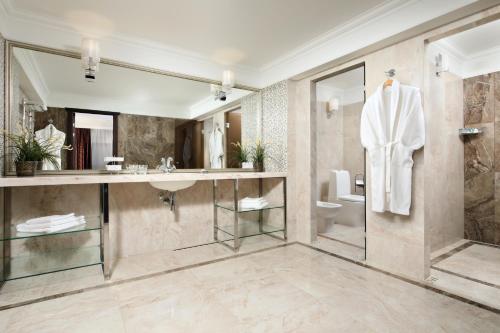 スタヴロポリにあるContinent Hotelのバスルーム(洗面台、トイレ付)
