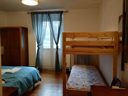 アングイッラーラ・サバーツィアにあるDomus Angulariaのベッドルーム1室(二段ベッド2台、窓付)が備わります。