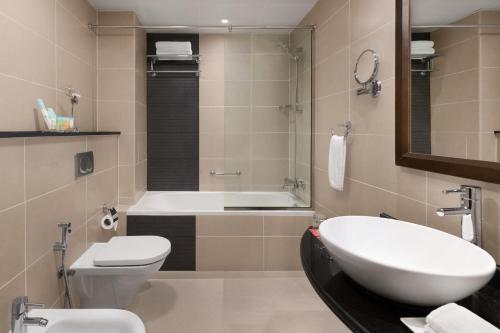 Koupelna v ubytování Ramada by Wyndham Dubai Deira