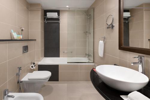 Ένα μπάνιο στο Ramada by Wyndham Dubai Deira