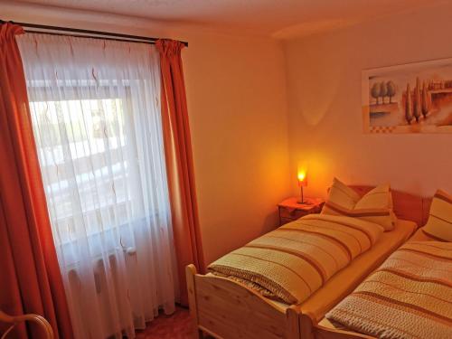 ハイトミューレにあるFerienhaus-Haidweg-Wohnung-1のベッドルーム1室(ベッド2台、窓付)
