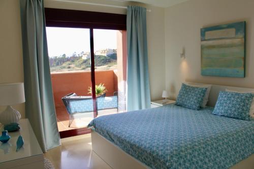 Schlafzimmer mit einem Bett und Blick auf einen Balkon in der Unterkunft 2303-Huge 2 bedrooms apt with sea view in Manilva