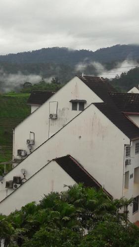 Pemandangan gunung umum atau pemandangan gunung yang diambil dari apartmen