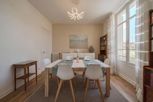 une salle à manger avec une table et des chaises dans l'établissement les néfliers, à Cannes