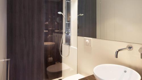 蘇黎世的住宿－Crowne Plaza Zürich, an IHG Hotel，一间带水槽和淋浴的浴室