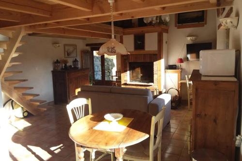 un salon avec une table et un canapé dans l'établissement LOFT LA ROSE DESIREE Gite 3 étoiles, à Chalencon