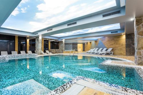 Piscina a Rilets Resort & Spa o a prop