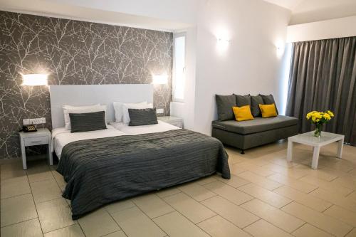 Łóżko lub łóżka w pokoju w obiekcie Theo Sunset Bay Hotel