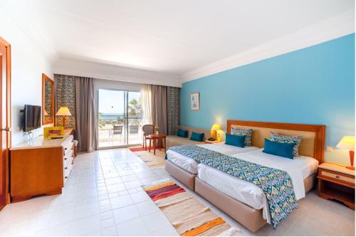 ein Hotelzimmer mit einem Bett und einem TV in der Unterkunft TUI MAGIC LIFE Africana in Hammamet