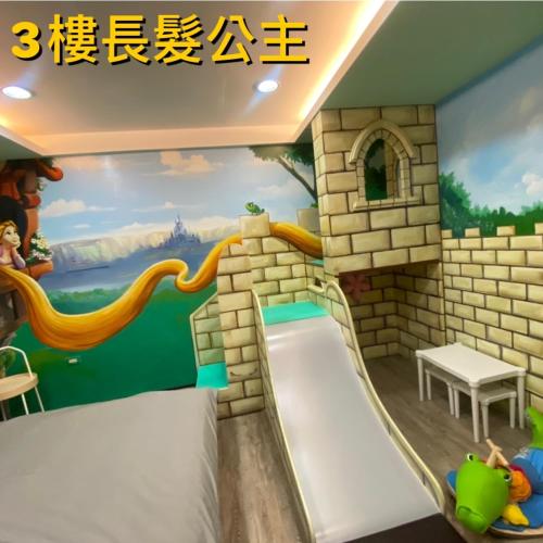 a castle wall mural in a childs bedroom at 耶伊親子溜滑梯民宿 in Tainan