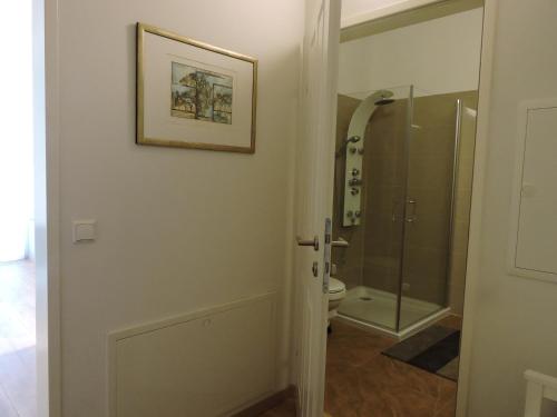 a bathroom with a toilet and a picture on the wall at 214 Salzburg, Studio Apartment, 30m2, 2-4 Personen in Klagenfurt