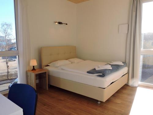 sypialnia z łóżkiem i oknem w obiekcie 214 Salzburg, Studio Apartment, 30m2, 2-4 Personen w mieście Klagenfurt
