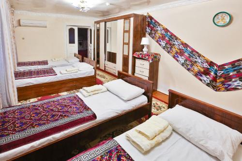 Una cama o camas en una habitación de Bukhara Star Guest House