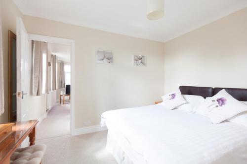Un pat sau paturi într-o cameră la Toothbrush Apartments - Ipswich East - Cauldwell Ave