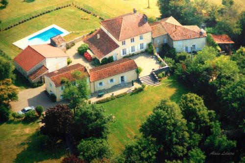 an aerial view of a large house with a yard at Bois de Cadène in Saint-Pierre-de-Buzet