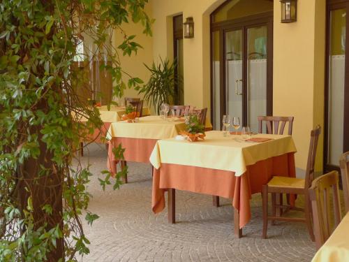 een restaurant met twee tafels met wijnglazen erop bij il PoetaContadino in Casalbuttano