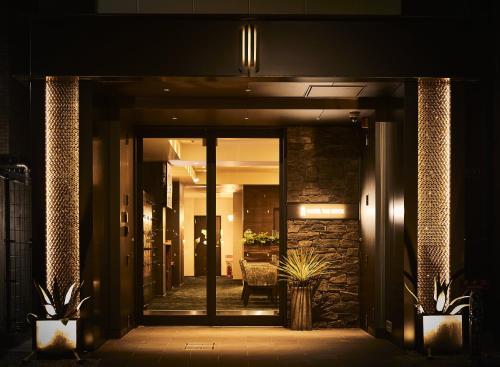 un ingresso di notte a un edificio di HOTEL THE ROCK ad Osaka