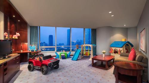 un soggiorno con una camera per bambini con un set di giochi di Crowne Plaza Wuxi City Center a Wuxi