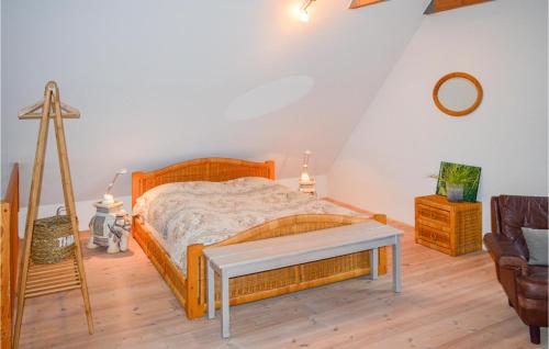 - une chambre avec un lit en bois et du parquet dans l'établissement Stalden, à Mariager