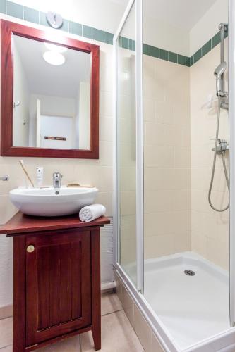 a bathroom with a sink and a shower at Résidence Pierre & Vacances Le Domaine de Gascogne in Biscarrosse