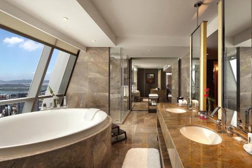 Ванна кімната в Crowne Plaza Wuxi Taihu, an IHG Hotel