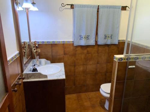 ein Bad mit einem Waschbecken und einem WC in der Unterkunft Villa de Taburiente in El Paso