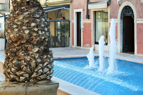 Bazén v ubytování Hotel Ristorante Commercio nebo v jeho okolí