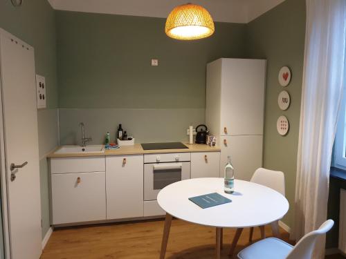 una cocina con una mesa blanca y una mesa blanca y una mesa y una mesa en Apartment 23 en Coburg